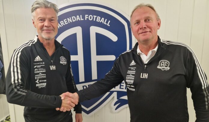 Vegar Hansen shake hands med styreleder Lars Inge Holte
