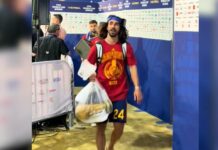 Spanias Marc Cucurella bar VM-pokalen i gjennomsiktig plastpose